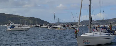 Bilde fra nyhetsartikkelen «Båtkortesjer i Oslo og Bergen 17. mai»